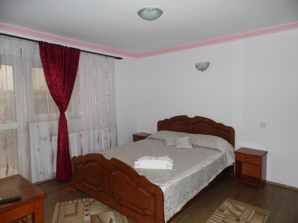 Vilman House Hotel Risnov Bagian luar foto