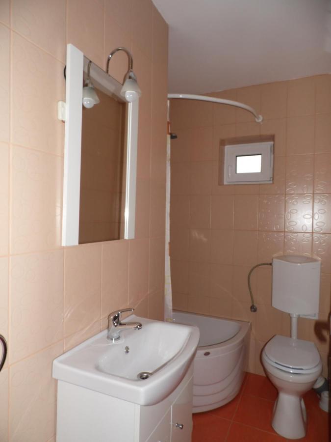 Vilman House Hotel Risnov Bagian luar foto