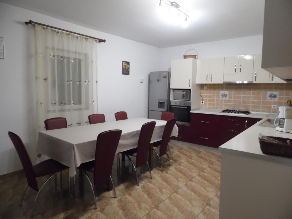 Vilman House Hotel Risnov Bagian luar foto