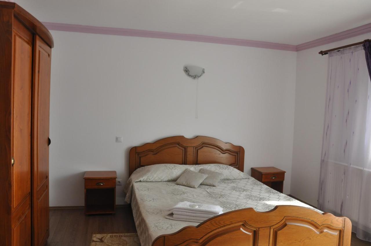 Vilman House Hotel Risnov Bagian luar foto