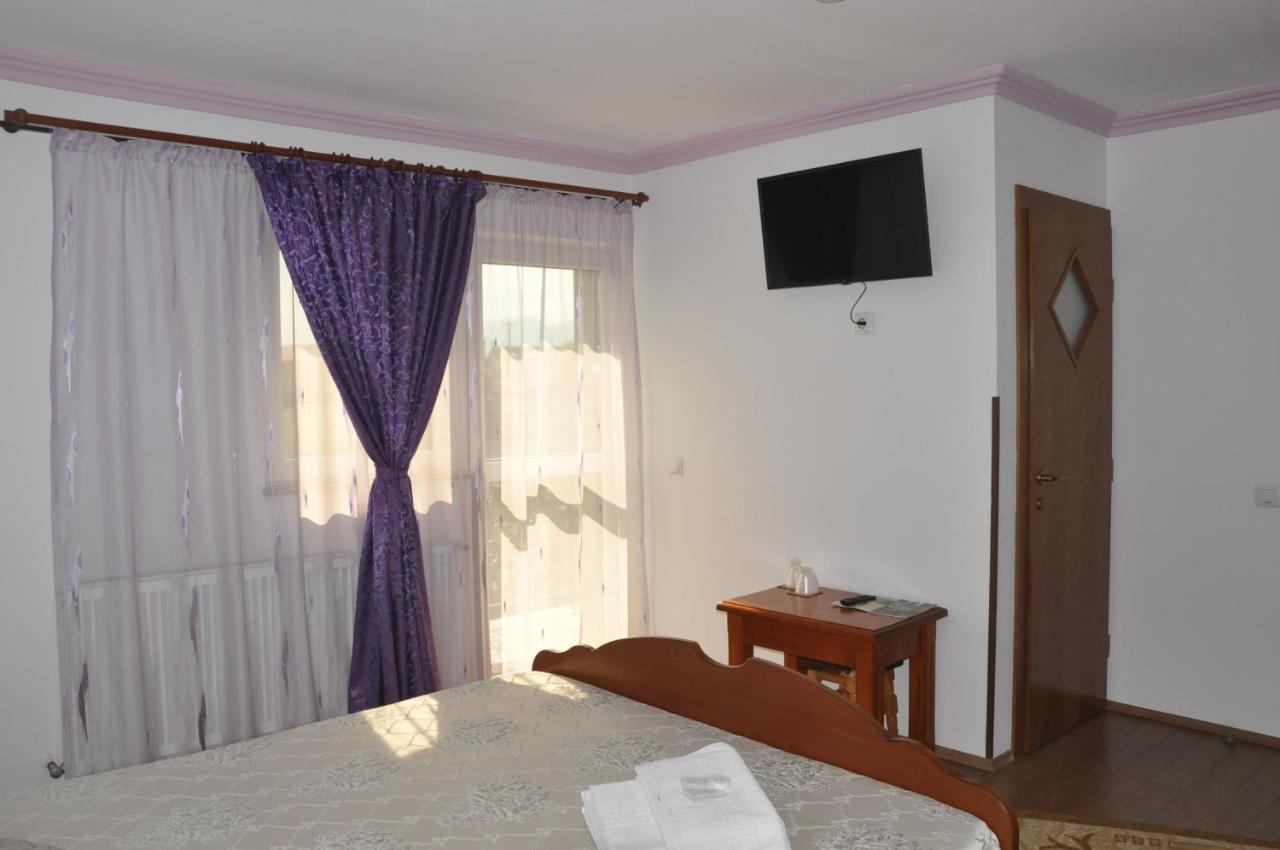 Vilman House Hotel Risnov Bagian luar foto