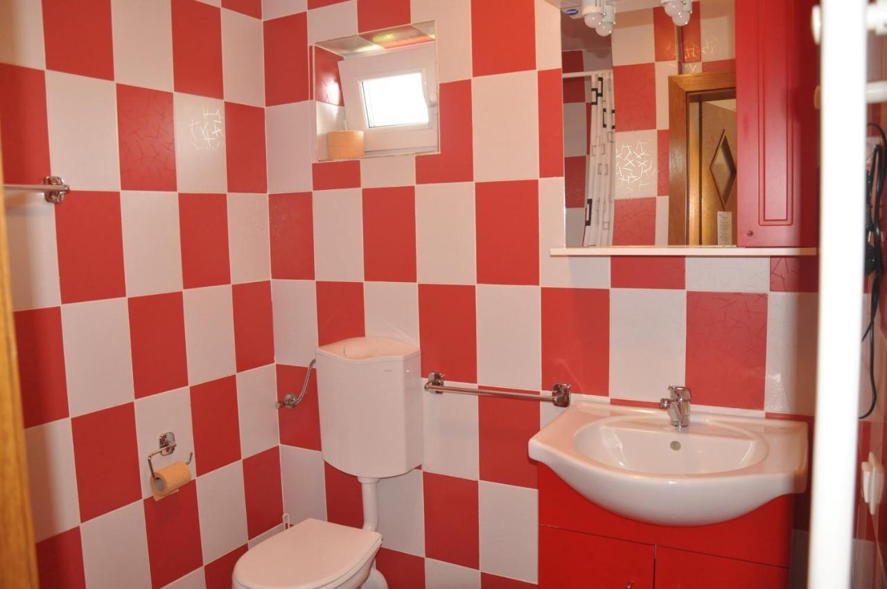 Vilman House Hotel Risnov Bagian luar foto