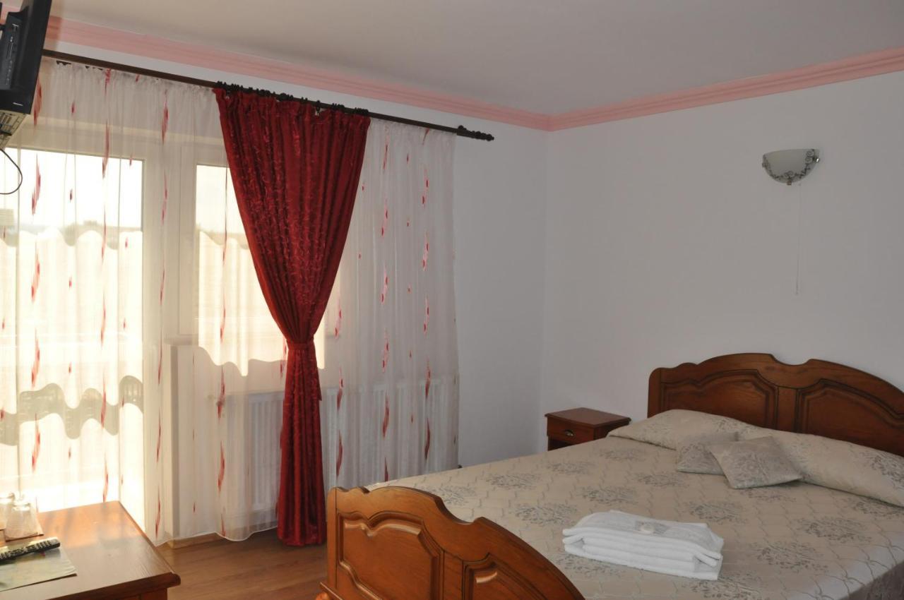 Vilman House Hotel Risnov Bagian luar foto
