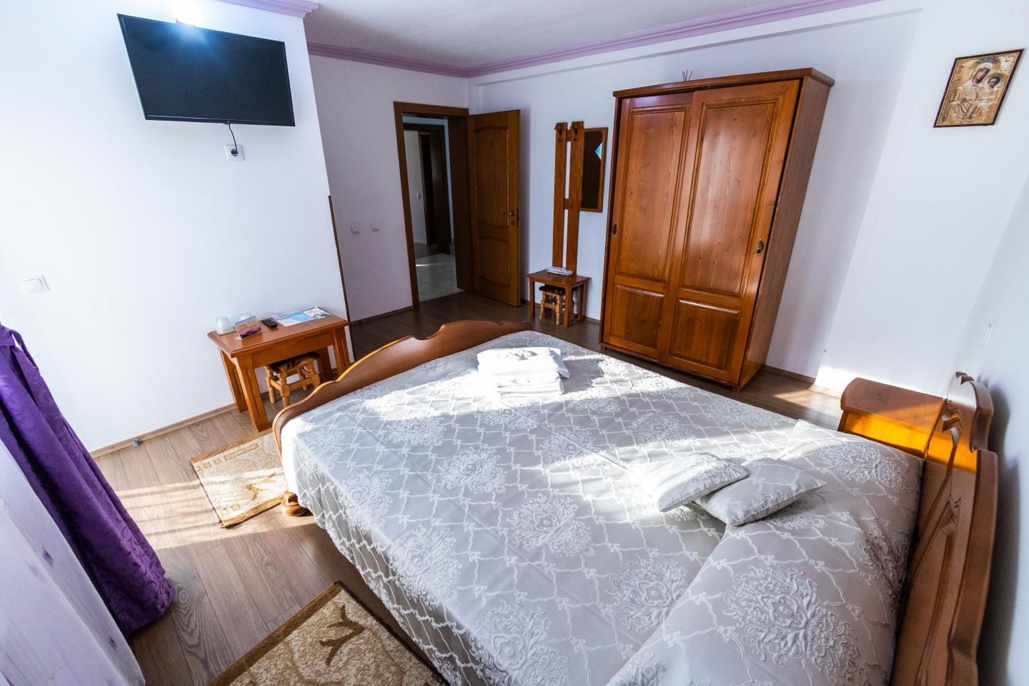 Vilman House Hotel Risnov Bagian luar foto