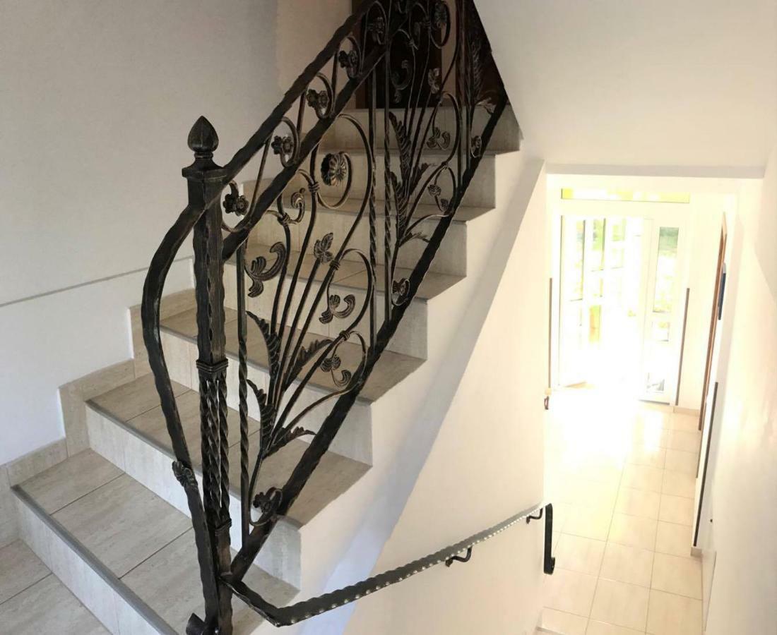 Vilman House Hotel Risnov Bagian luar foto